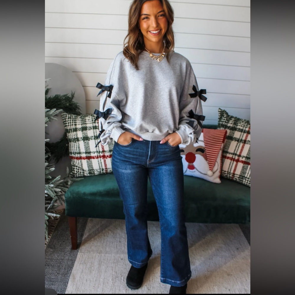 1038. Bow crewneck drop shoulder sweatshirt in grey